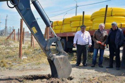 Peralta puso en marcha primera etapa de obra de gas para el Barrio Bicentenario II