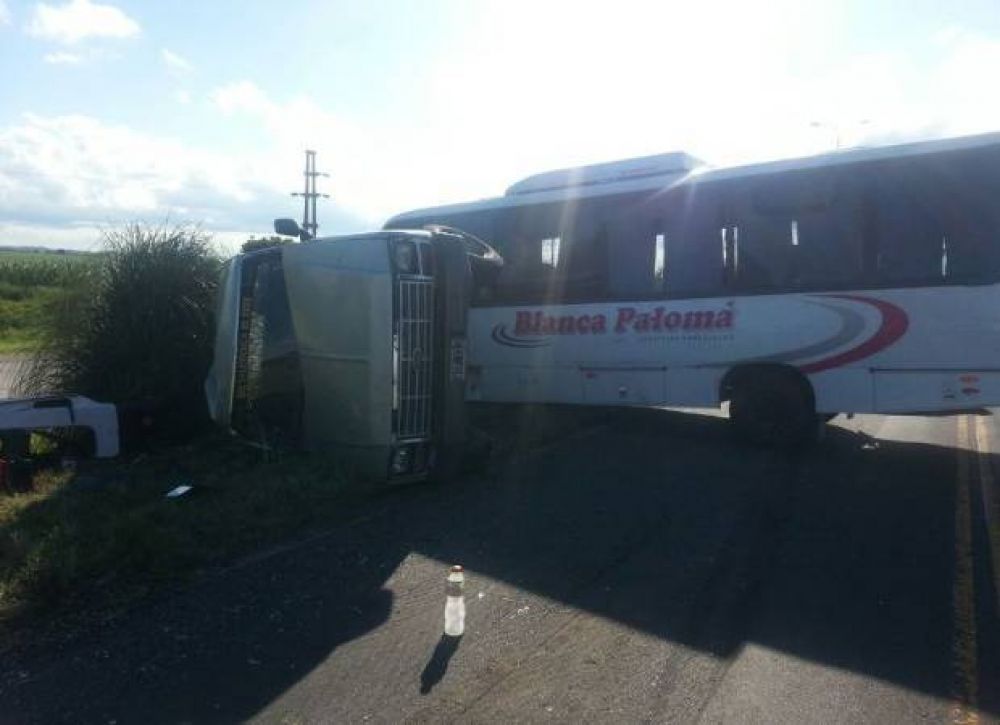 Volc� en su camioneta cuando remolcaba con una soga a un colectivo