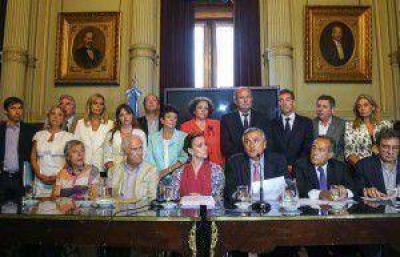 Los candidatos presidenciales del oficialismo mantienen activa la campa�a