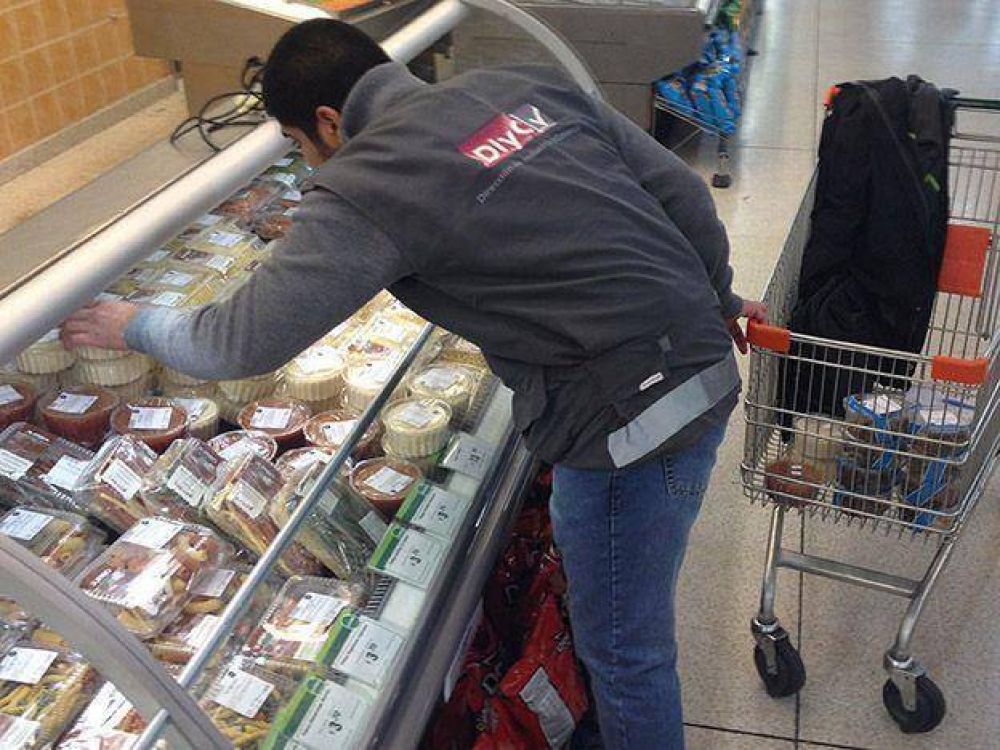 Multaron a un super Chino de calle Col�n por tener m�s de 140 productos no aptos para el consumo
