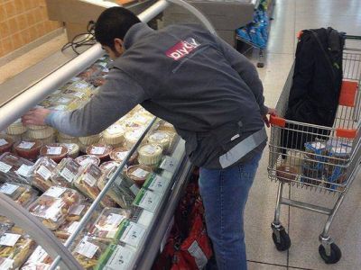 Multaron a un super Chino de calle Col�n por tener m�s de 140 productos no aptos para el consumo