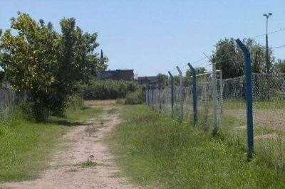 Por la inseguridad reclaman limpiar las veredas de un club en Santa Fe