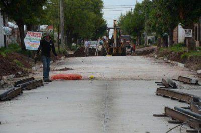 Obras de pavimento y cord�n cuneta en Lincoln y El Triunfo