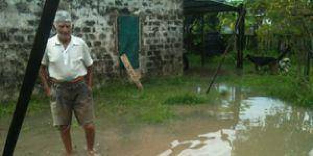 Vecinos del barrio Santa Rosa y Guadalupe perjudicados tras la intensa lluvia de ayer que aneg� diversos barrios