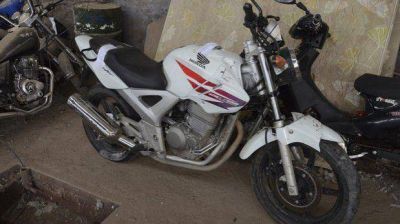 La moto en la que viajaba por Km 8 se estrell� contra un cartel y falleci�