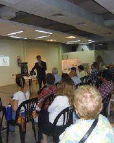 Contin�a marketing pol�tico e institucional con un taller de periodismo en la Italiana