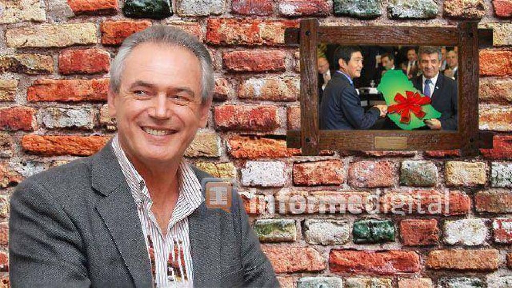 Benedetti parodi� con una imagen el viaje de Urribarri a China