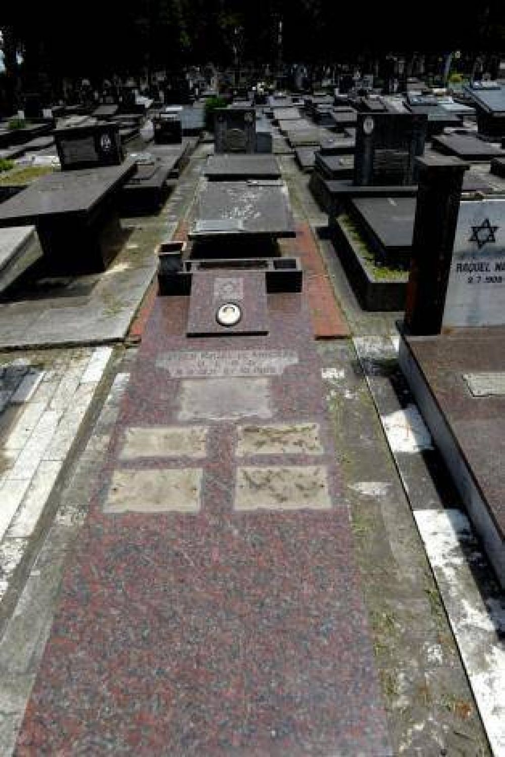 En tres meses robaron 200 placas del cementerio israelita