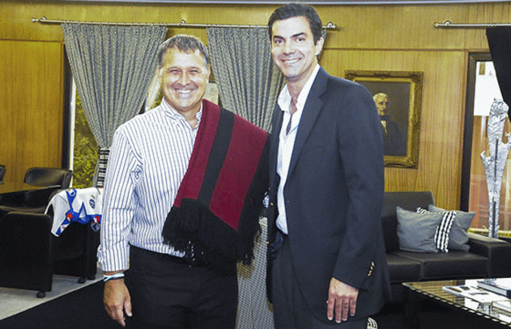 El Gobernador Urtubey recibi� al t�cnico argentino Gerardo Martino