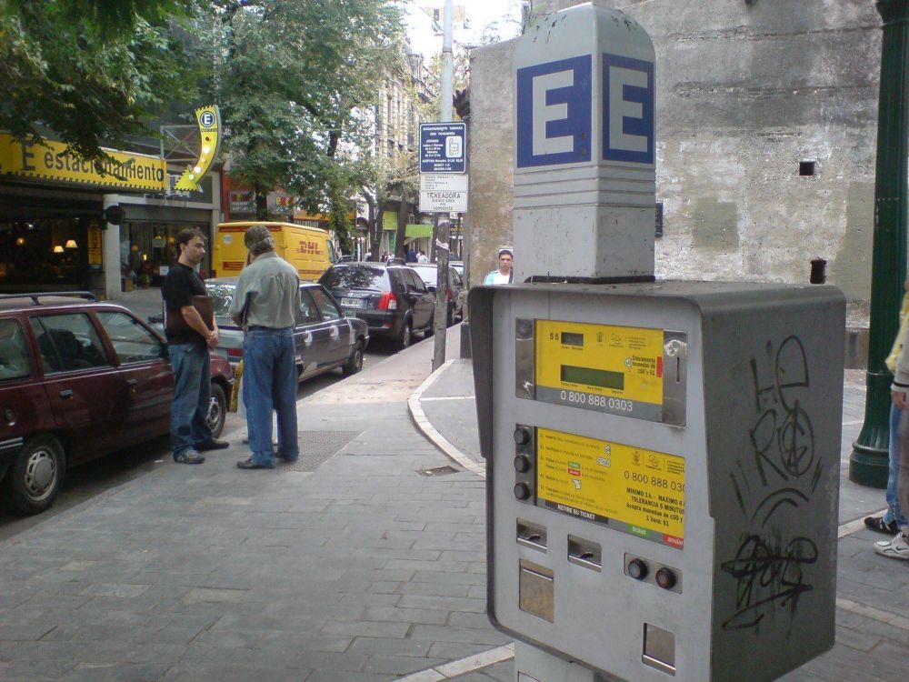 Vecinos contra el aumento de los parqu�metros