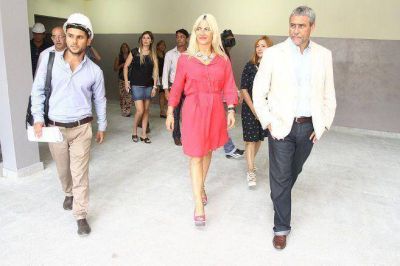 Ferraresi y Nora de Lucia recorrieron escuelas en obra en Avellaneda