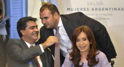 Chiyito irrita a la dirigencia peronista con el beso de Judas a la Presidenta