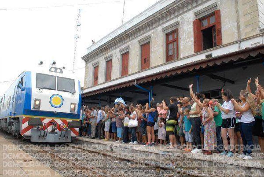 Un nuevo tren de pasajeros lleg� ayer a la ciudad y fue recibido con alegr�a