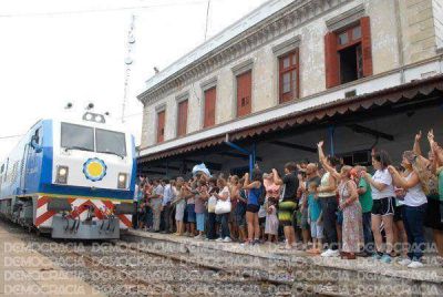 Un nuevo tren de pasajeros lleg� ayer a la ciudad y fue recibido con alegr�a