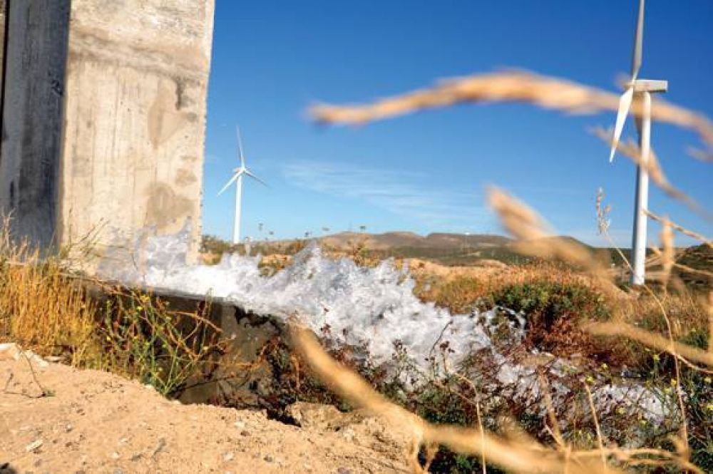 Gran p�rdida de agua en el acueducto de Laprida