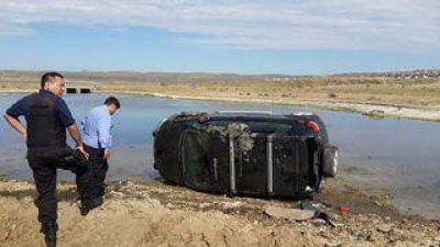 Conductor ebrio volc� y termin� en el agua