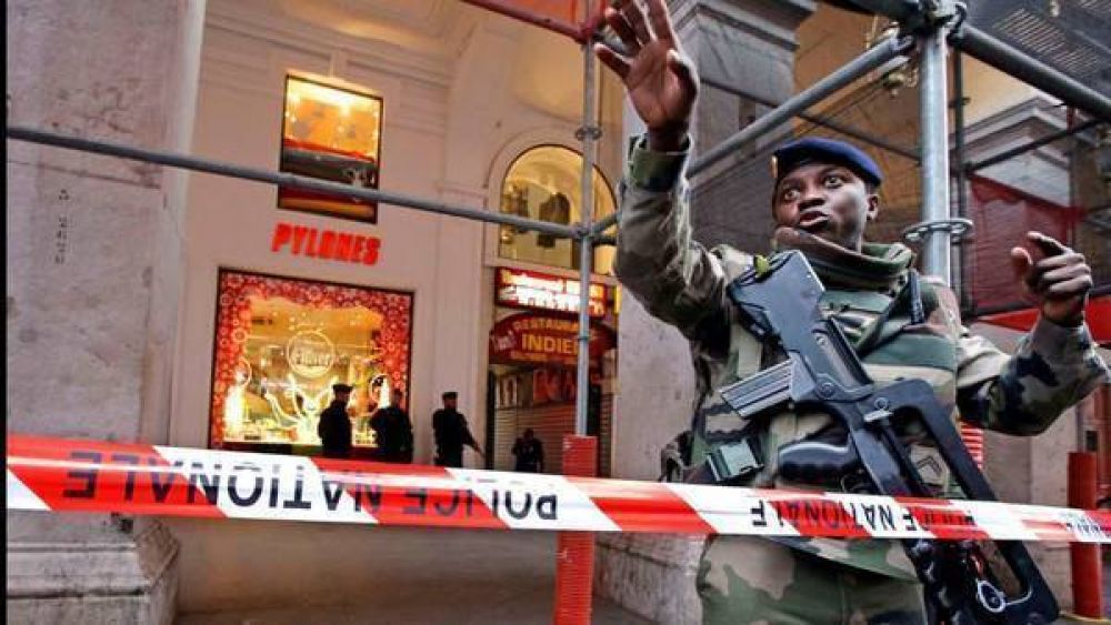 Francia en alerta: acuchillan a tres soldados en Niza