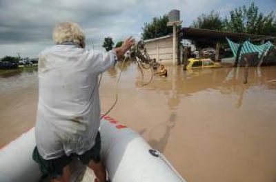 Vecinos en los techos y cultivos bajo el agua
