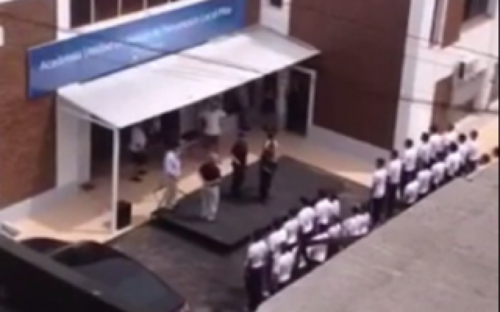 Video: Ins�lito entrenamiento de la polic�a bonaerense para saludar a Scioli