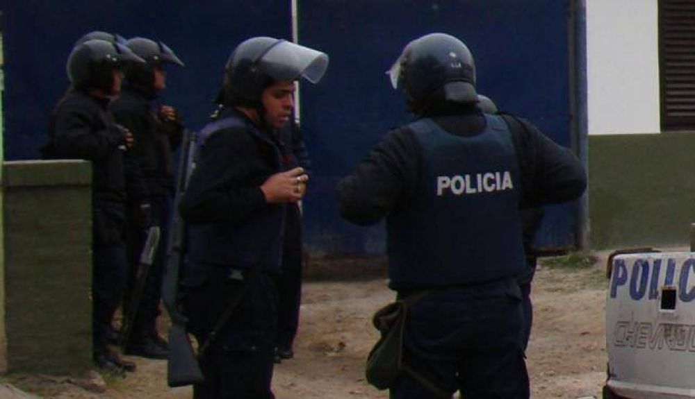 Un polic�a fue acuchillado al evitar robo en un comercio