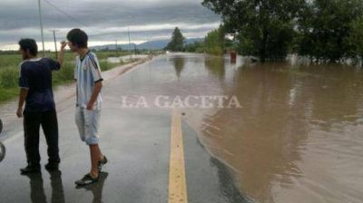 La ruta 38 est� cortada por el desborde del r�o Chico