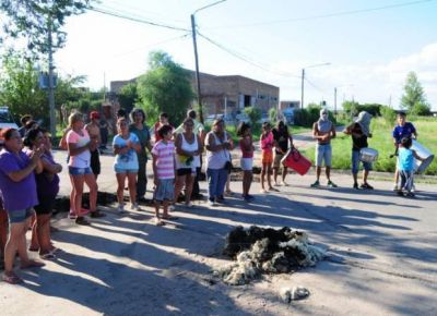 Vecinos de los barrios Las Am�ricas y Aeroferro protestaron por las inundaciones en sus casas