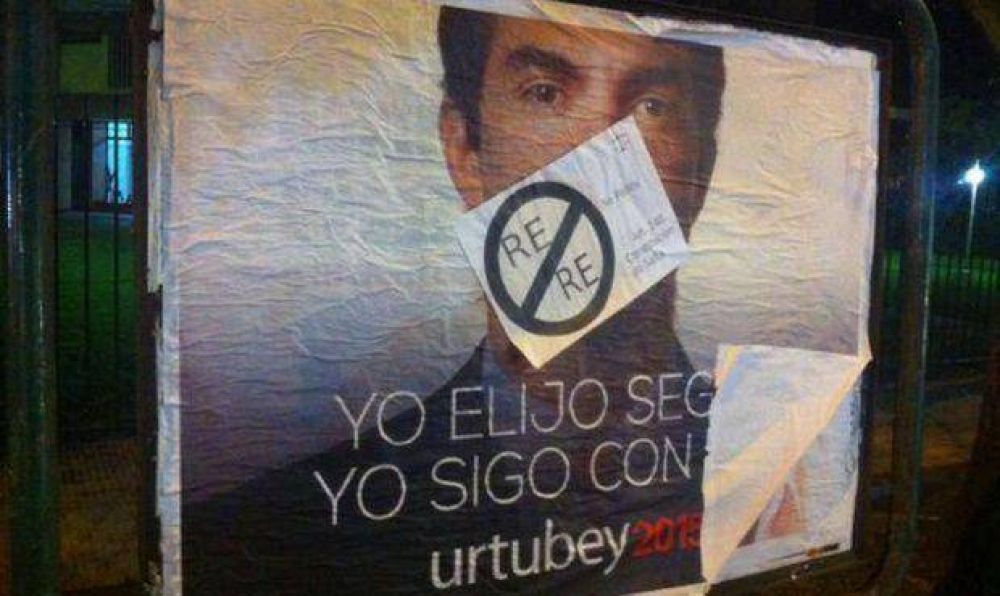 Dirigentes del Frente Grande que apoyan a Romero daan afiches de Urtubey