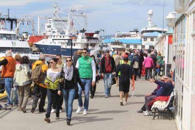AYER ATRACARON TRES EMBARCACIONES  M�s de 6 mil turistas llegaron a Ushuaia en cruceros