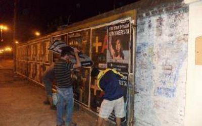 Pergamino: Militantes de Nuevo Encuentro taparon afiches de Massa