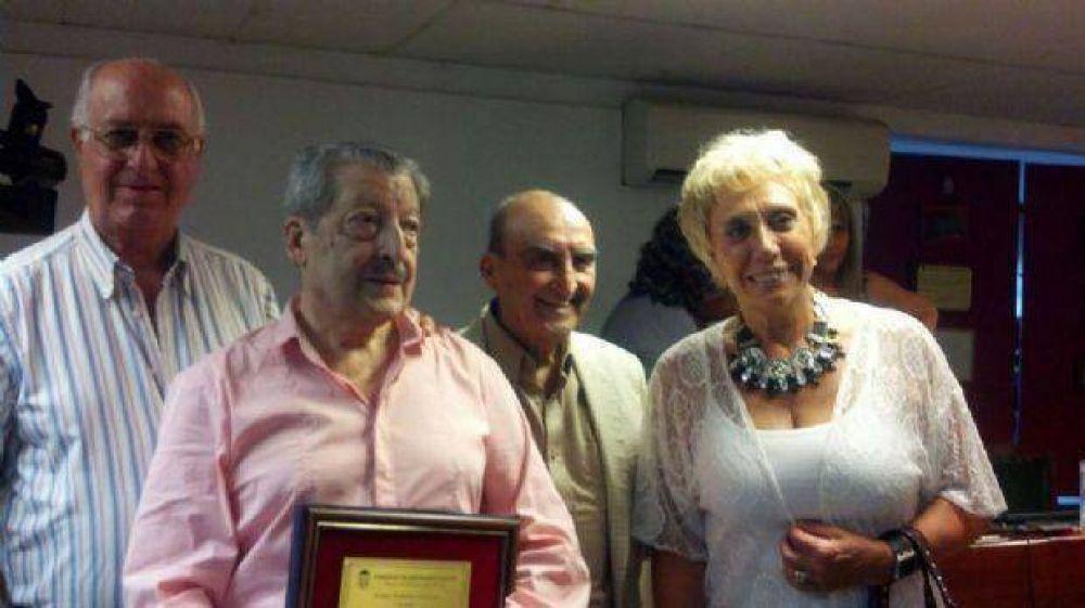 El Concejo reconoci� por su labor en Carlos Paz a Gustavo Roqu�