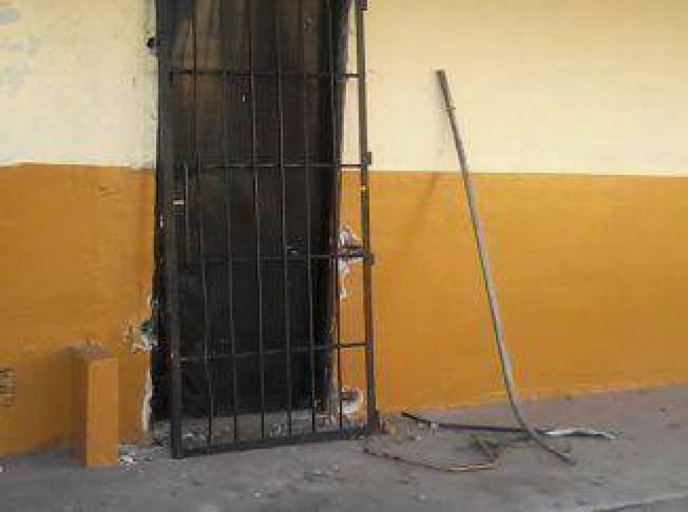 Saquearon la Escuela Media N� 16 de Quilmes Oeste