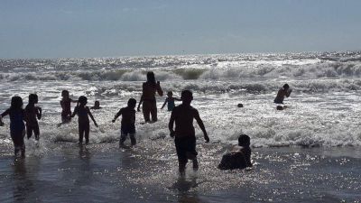 Chicos del barrio Libertad participaron de una jornada recreativa en Waikiki
