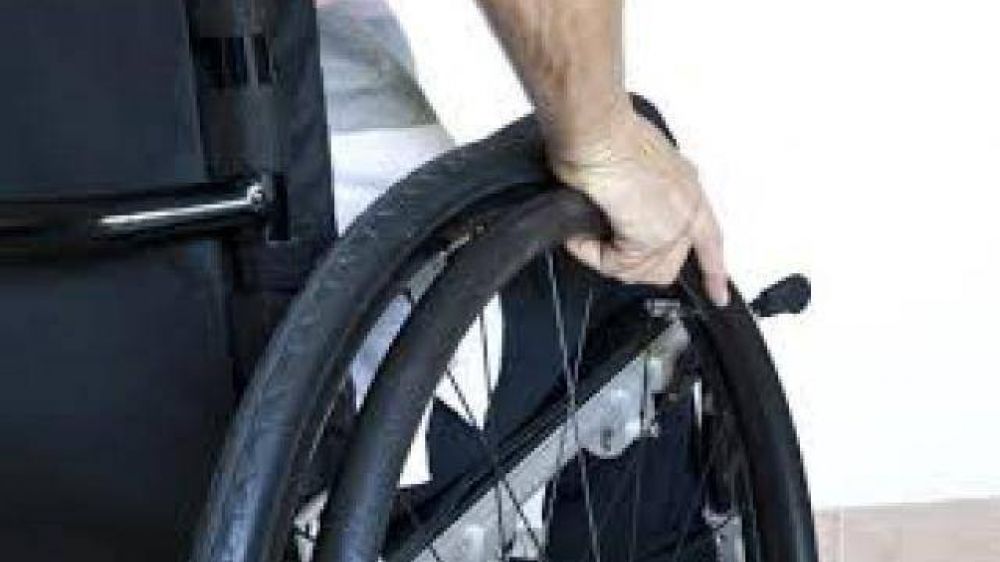 Denuncian que colectivos y remises discriminan a personas con movilidad reducida