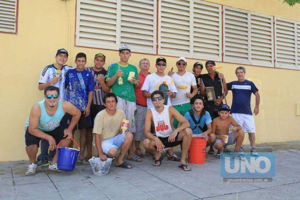 En la escuela Jos� Zubiaur entre todos pintaron el frente