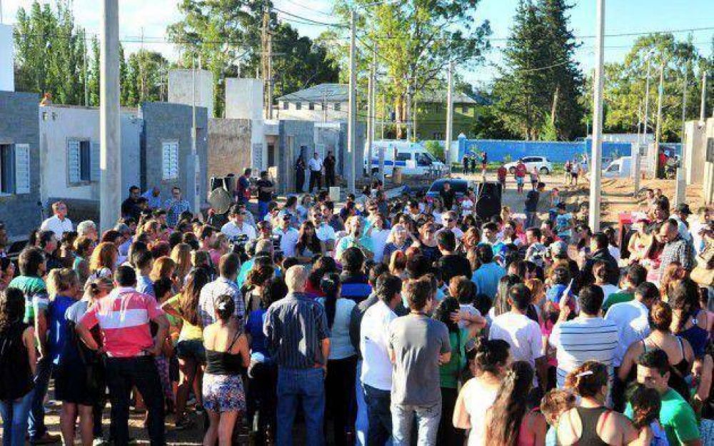 Poggi visit� la obra de 80 viviendas que se construyen en un predio recuperado