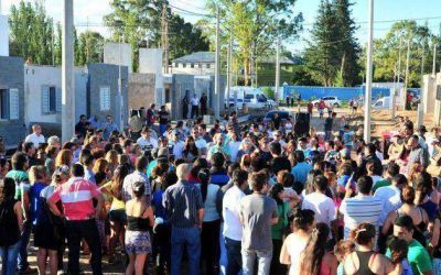 Poggi visit� la obra de 80 viviendas que se construyen en un predio recuperado