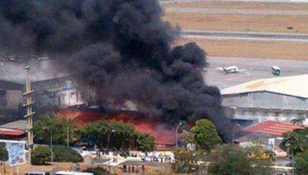 Un tr�gico incendio destruy� el galp�n de una empresa de colectivos