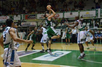 Regatas arranc� la gira con una derrota ante Gimnasia Indalo