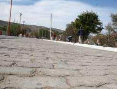 Ya son dos los departamentos que pavimentan con adoquines