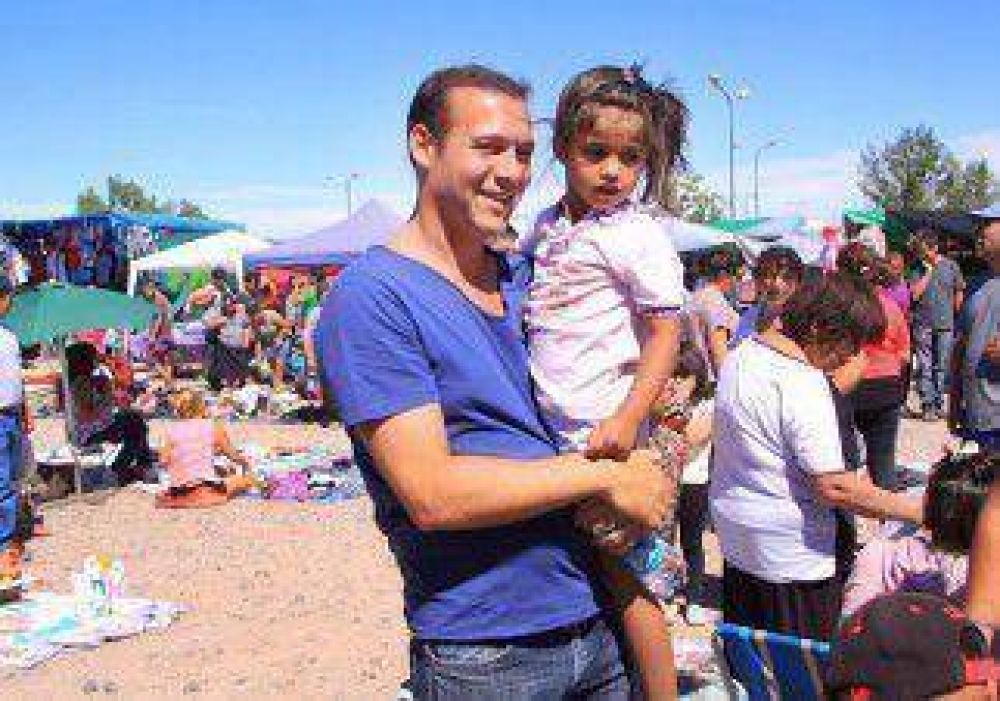 Guti�rrez, de campa�a en la feria de Uni�n de Mayo 