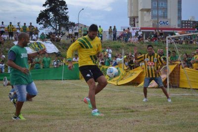 Viejas figuras, jugadores de la actualidad e hinchas de Aldosivi �gritaron� por su cancha