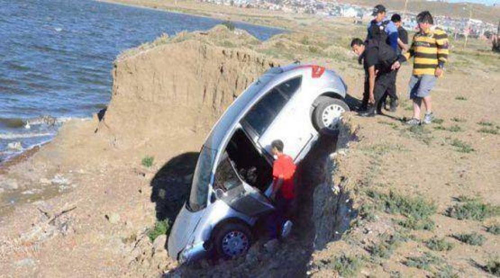 Tiraron a la laguna auto robado