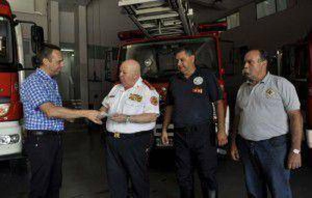 Con $3 millones, colaboran con la labor de los bomberos de Lomas
