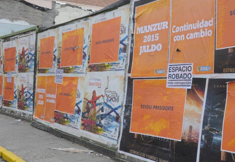 Escrachan a los candidatos que �roban� espacios publicitarios
