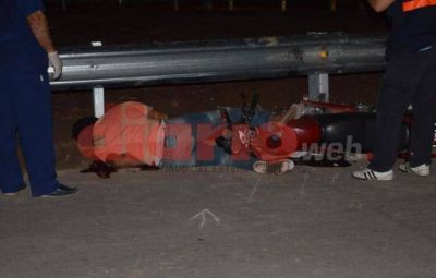Ebrio, derrap�, impact� contra el guardarrail y falleci� degollado
