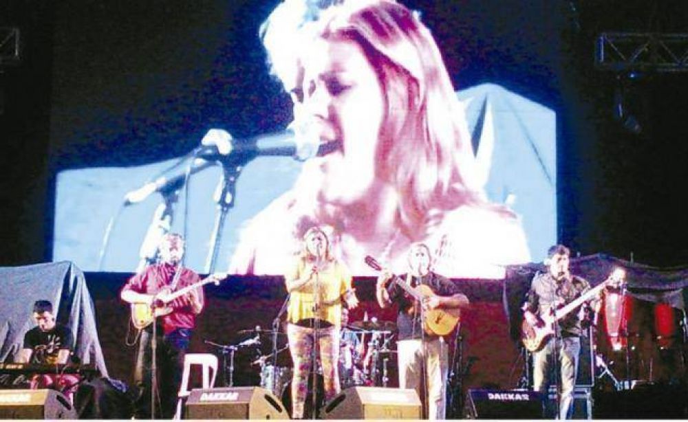 Carlos Baute y �Los Copla� coparon el club Sarmiento