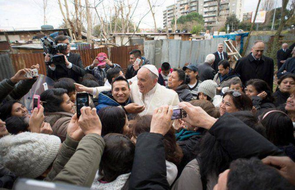 El Papa visitó de sorpresa un campo de migrantes