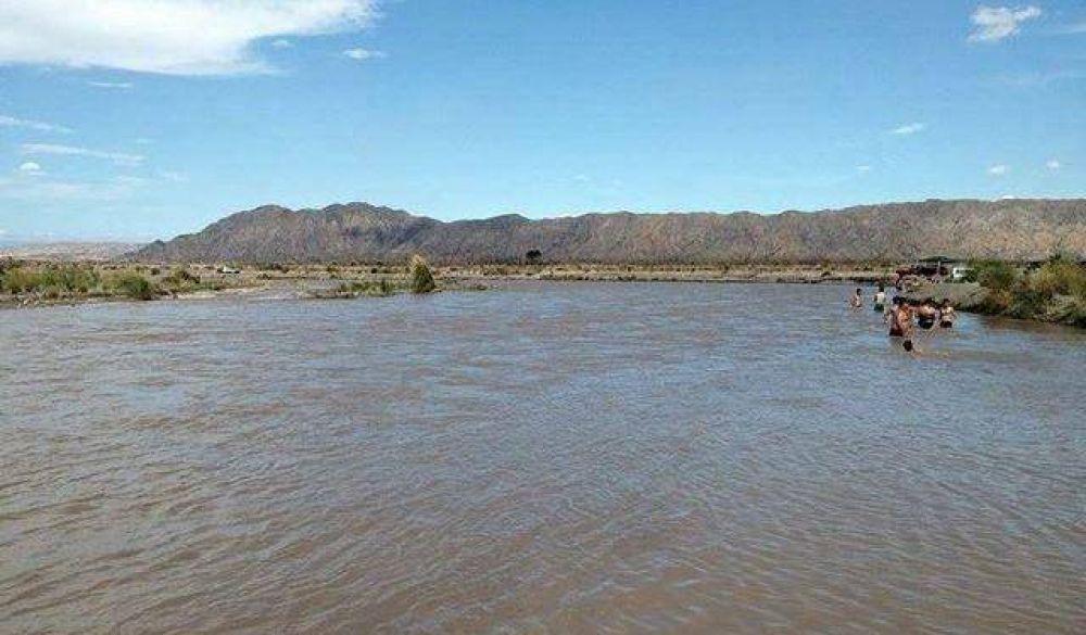 Por precauci�n, la polic�a no deja ingresar a la gente al r�o en Ullum