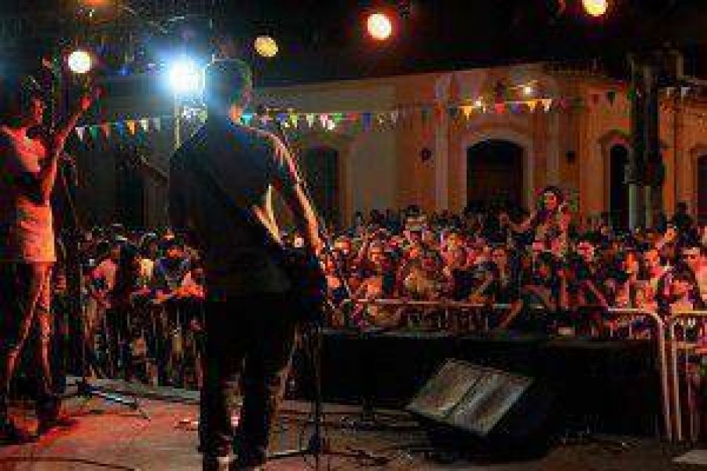 Una multitud acompa�� los bailes de precarnaval en Villa L�a y Duggan
