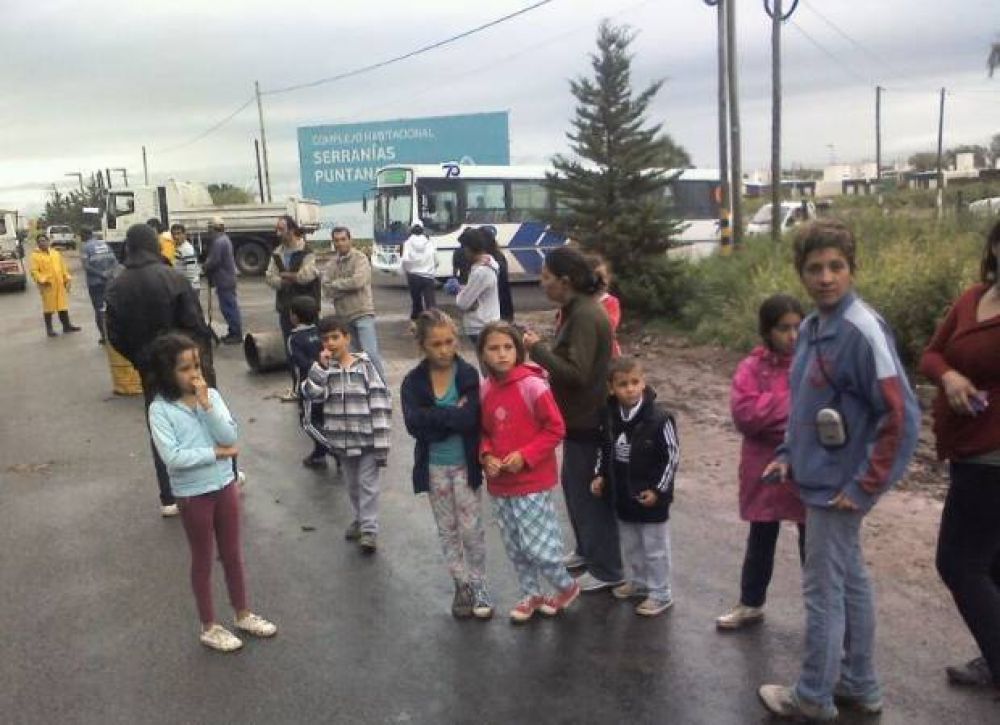 Familias del barrio 500 Viviendas se manifiestaron por el mal estado de las calles